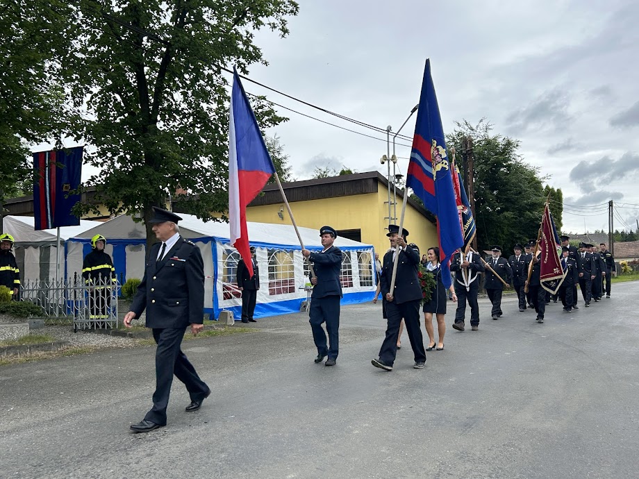 135.let fotka-průvod na návsi-2